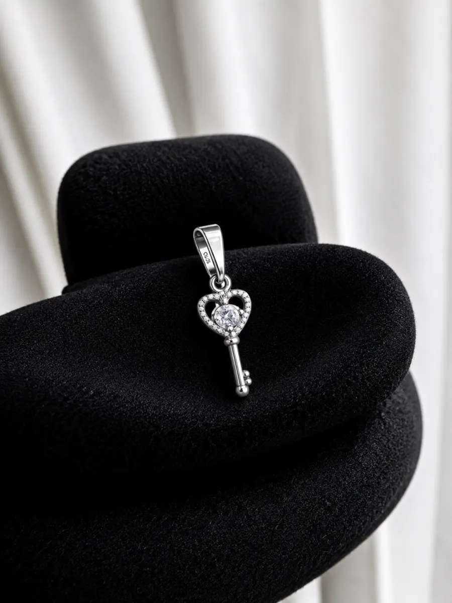 Colgante Llave de Corazón con Circones de Plata 925